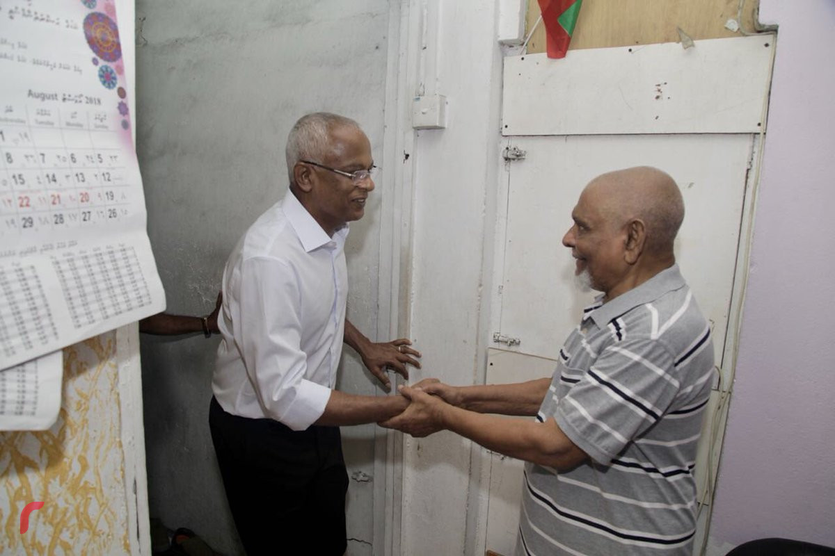 އޯގަސްޓް 4، 2018: ގުޅިފައިވާ އިއްތިހާދުން ރިޔާސީ އިންތިހާބަށް ތައްޔާރުވުމަށް ކުރިއަށްގެންދާ ހަރަކާތްތަކުގެ ތެރެއިން އިއްތިހާދުގެ ރިޔާސީ ކެންޑިޑޭޓް އިބްރާހިމް މުހައްމަދު ސޯލިހު މާލެ ސިޓީގައި ދޮރުން ދޮރަށް ހިންގަވާފައިވާއިރު ވަނީ ރައްޔިތުންގެ ހާލުބައްލަވާފައި