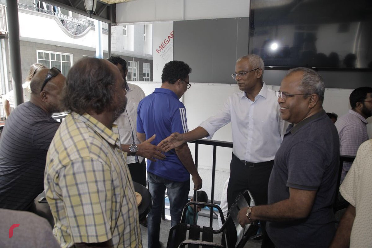 އޯގަސްޓް 4، 2018: ގުޅިފައިވާ އިއްތިހާދުން ރިޔާސީ އިންތިހާބަށް ތައްޔާރުވުމަށް ކުރިއަށްގެންދާ ހަރަކާތްތަކުގެ ތެރެއިން އިއްތިހާދުގެ ރިޔާސީ ކެންޑިޑޭޓް އިބްރާހިމް މުހައްމަދު ސޯލިހު މާލެ ސިޓީގައި ދޮރުން ދޮރަށް ހިންގަވާފައިވާއިރު ވަނީ ރައްޔިތުންގެ ހާލުބައްލަވާފައި