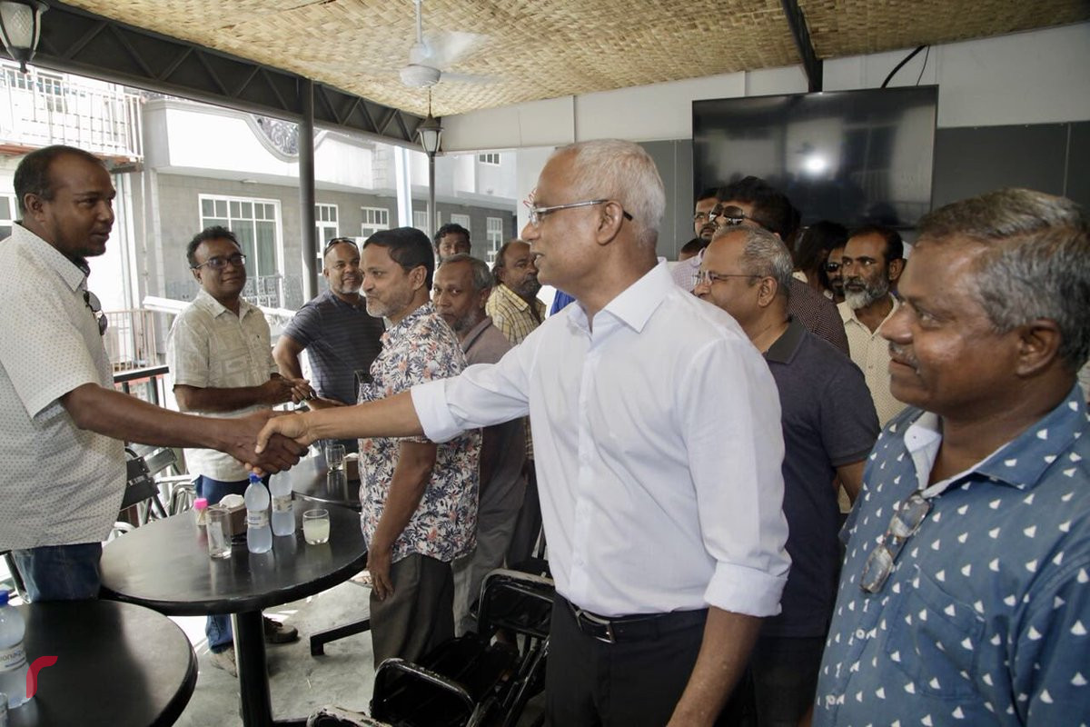 އޯގަސްޓް 4، 2018: ގުޅިފައިވާ އިއްތިހާދުން ރިޔާސީ އިންތިހާބަށް ތައްޔާރުވުމަށް ކުރިއަށްގެންދާ ހަރަކާތްތަކުގެ ތެރެއިން އިއްތިހާދުގެ ރިޔާސީ ކެންޑިޑޭޓް އިބްރާހިމް މުހައްމަދު ސޯލިހު މާލެ ސިޓީގައި ދޮރުން ދޮރަށް ހިންގަވާފައިވާއިރު ވަނީ ރައްޔިތުންގެ ހާލުބައްލަވާފައި