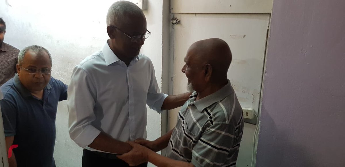 އޯގަސްޓް 4، 2018: ގުޅިފައިވާ އިއްތިހާދުން ރިޔާސީ އިންތިހާބަށް ތައްޔާރުވުމަށް ކުރިއަށްގެންދާ ހަރަކާތްތަކުގެ ތެރެއިން އިއްތިހާދުގެ ރިޔާސީ ކެންޑިޑޭޓް އިބްރާހިމް މުހައްމަދު ސޯލިހު މާލެ ސިޓީގައި ދޮރުން ދޮރަށް ހިންގަވާފައިވާއިރު ވަނީ ރައްޔިތުންގެ ހާލުބައްލަވާފައި