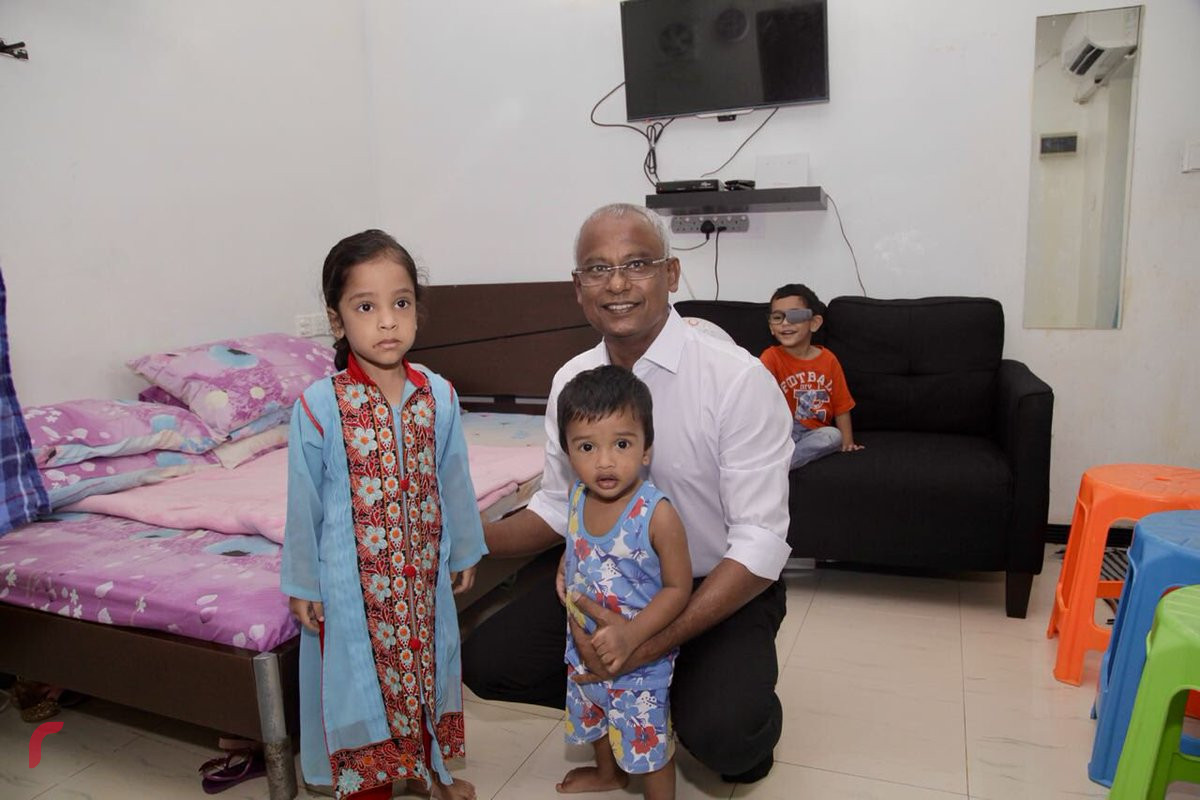 އޯގަސްޓް 4، 2018: އިބްރާޙިމް މުހައްމަދު ސޯލިހް ކުޑަކުދިން ތަކަކާއެކު ފޮޓޯއަށް ހުއްޓިވަޑައިގެން