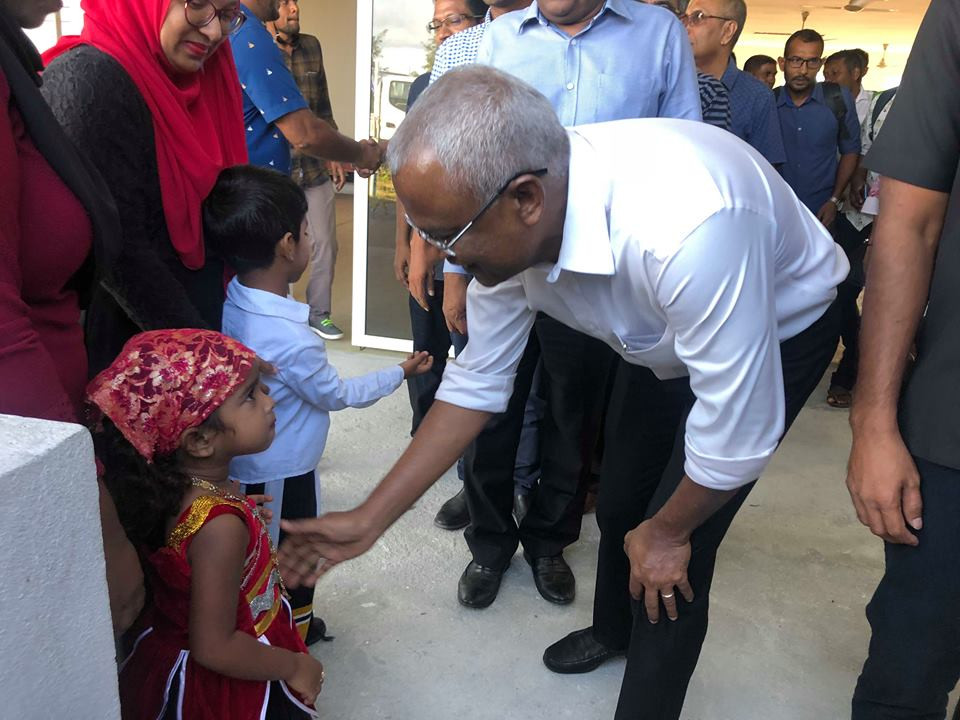 އިބޫ ތިމަރަފުށިން މަރުހަބާ ކިޔުމަށް ގޮސްހުރި ކުޑަކުއްޖަކާ ސަލާމްކުރައްވަނީ