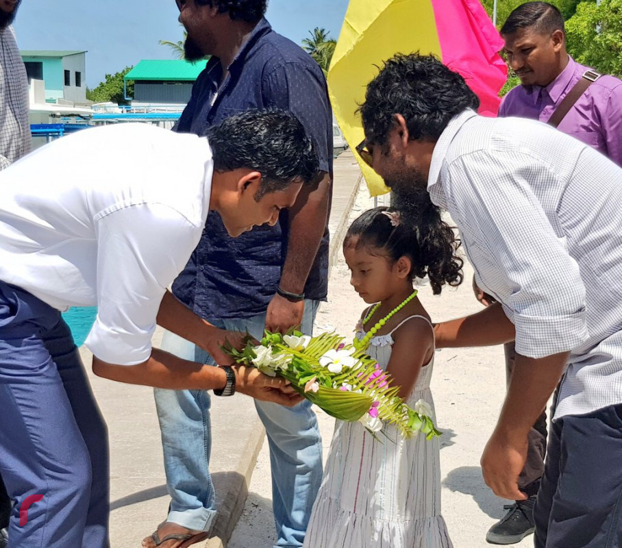 އޯގަސްޓް 5، 2018: ގުޅިފައިވާ އިއްތިހާދުގެ ރަނިންގމޭޓް ފައިސަލް ނަސީމް ވ އަތޮޅަށް ކުރަށްވަމުންގެންދަވާ ދަތުރުފުޅުގެ ތެރެއިން ވ އަތޮޅު ކެޔޮދޫއަށް ވަޑައިގަތުމުން ފައިސަލްއަށް މަރުހަބާ ދަންނަވަނީ، މި ދަތުރުފުޅުގައި ގުޅިފައިވާ އިއްތިހާދުގެ ރަނިންގމޭޓް މ. އަތޮޅާއި ވ. އަތޮޅުގެ ގިނަ އަދަދެއްގެ ރަށްތަކަށް ޒިޔާރަތް ކުރެއްވުމަށް ވަނީ ހަމަޖެހިފައި