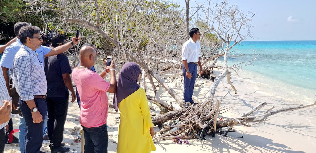އޯގަސްޓް 5، 2018: ގުޅިފައިވާ އިއްތިހާދުގެ ރަނިންގމޭޓް ފައިސަލް ނަސީމް ވ އަތޮޅަށް ކުރަށްވަމުންގެންދަވާ ދަތުރުފުޅުގެ ތެރެއިން ވ އަތޮޅު ފުލިދޫ ގިރާފައިވާ ސަރަހައްދު ބައްލަވައިލަށްވަނީ،  މި ދަތުރުފުޅުގައި ގުޅިފައިވާ އިއްތިހާދުގެ ރަނިންގމޭޓް މ. އަތޮޅާއި ވ. އަތޮޅުގެ ގިނަ އަދަދެއްގެ ރަށްތަކަށް ޒިޔާރަތް ކުރެއްވުމަށް ވަނީ ހަމަޖެހިފައި