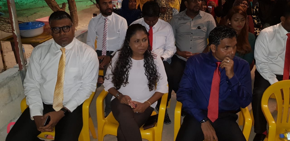 އޯގަސްޓް 5، 2018: ގުޅިފައިވާ ޕާޓީތަކުން މ. ދިއްގަރުގައި ބޭއްވި ކެމްޕެއިން ޖަލްސާގައި ބައިވެރި ބައެއް މީހުން