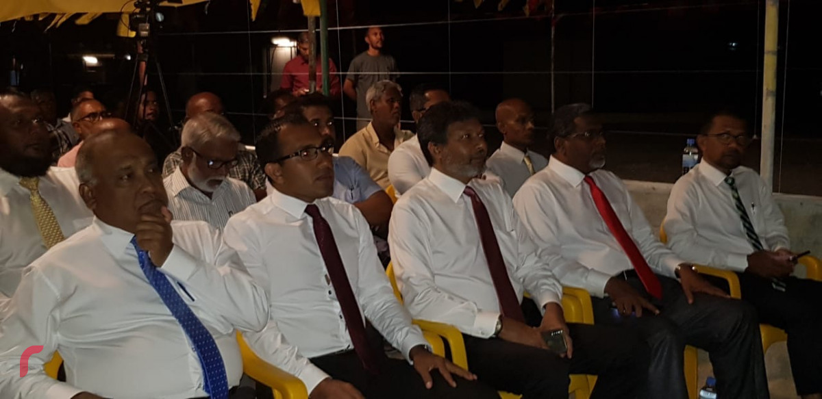 އޯގަސްޓް 5، 2018: ގުޅިފައިވާ ޕާޓީތަކުން މ. ދިއްގަރުގައި ބޭއްވި ކެމްޕެއިން ޖަލްސާގައި ބައިވެރި ބައެއް މީހުން