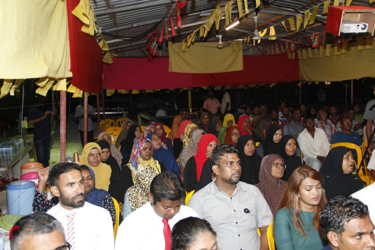 އޯގަސްޓް 5، 2018: ގުޅިފައިވާ ޕާޓީތަކުން މ. ދިއްގަރުގައި ބޭއްވި ކެމްޕެއިން ޖަލްސާގައި ބައިވެރި ބައެއް މީހުން