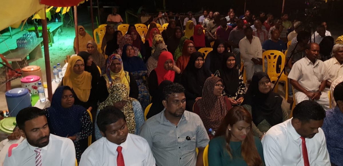 އޯގަސްޓް 5، 2018: ގުޅިފައިވާ ޕާޓީތަކުން މ. ދިއްގަރުގައި ބޭއްވި ކެމްޕެއިން ޖަލްސާގައި ބައިވެރި ބައެއް މީހުން