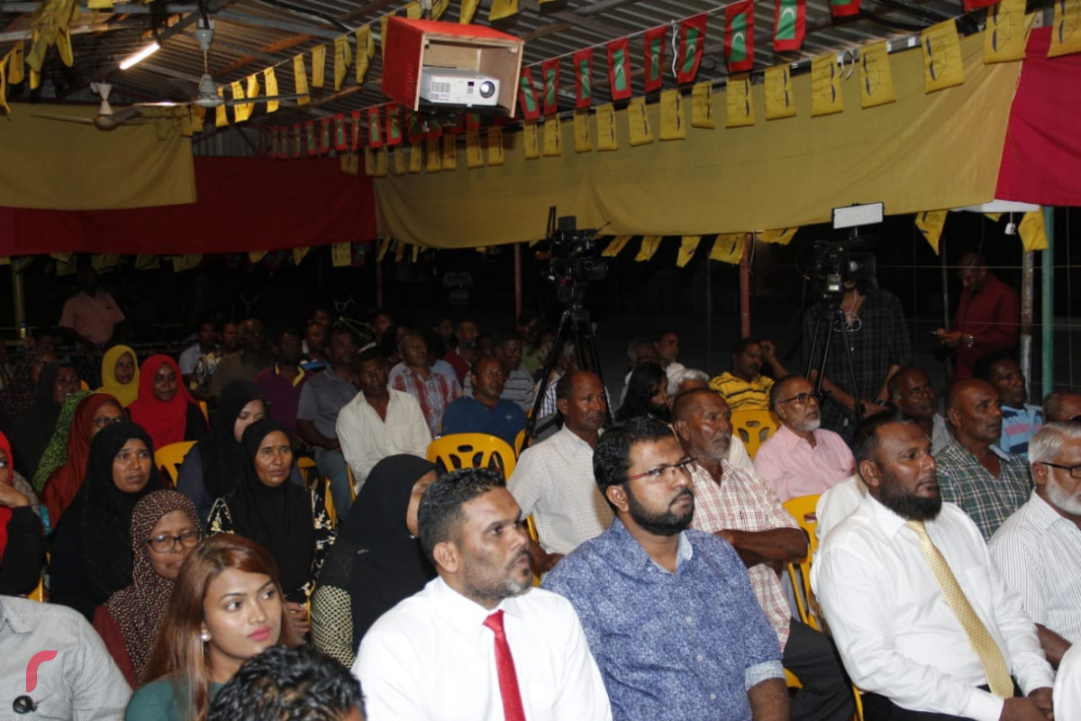 އޯގަސްޓް 5، 2018: ގުޅިފައިވާ ޕާޓީތަކުން މ. ދިއްގަރުގައި ބޭއްވި ކެމްޕެއިން ޖަލްސާގައި ބައިވެރި ބައެއް މީހުން