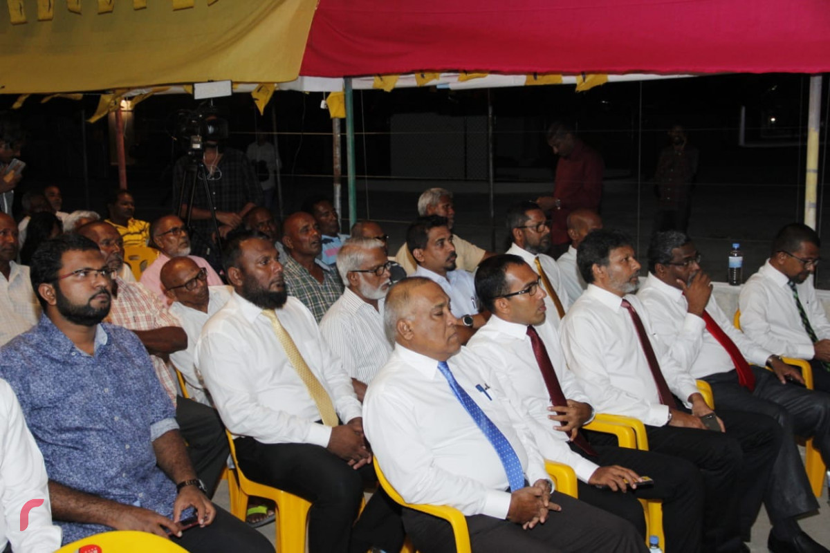 އޯގަސްޓް 5، 2018: ގުޅިފައިވާ ޕާޓީތަކުން މ. ދިއްގަރުގައި ބޭއްވި ކެމްޕެއިން ޖަލްސާގައި ބައިވެރި ބައެއް މީހުން