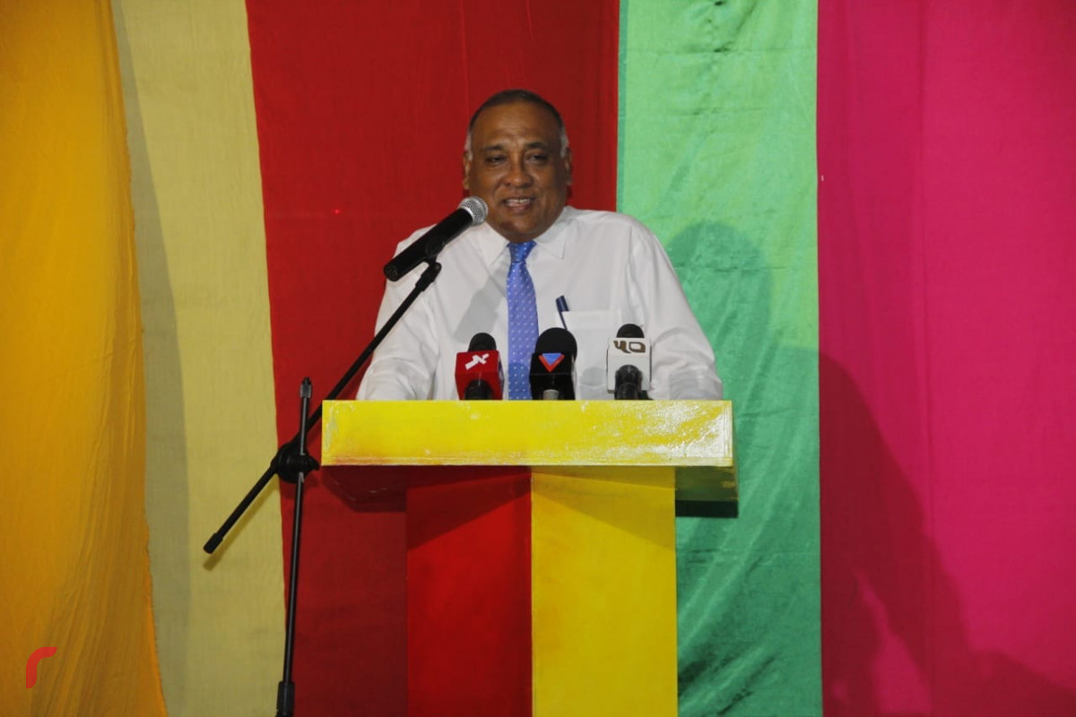 އޯގަސްޓް 5، 2018: ގުޅިފައިވާ ޕާޓީތަކުން މ. ދިއްގަރުގައި ބޭއްވި ކެމްޕެއިން ޖަލްސާގައި އަބްދުﷲ ކަމާލުއްދީން ވާހަކަ ދައްކަވަނީ