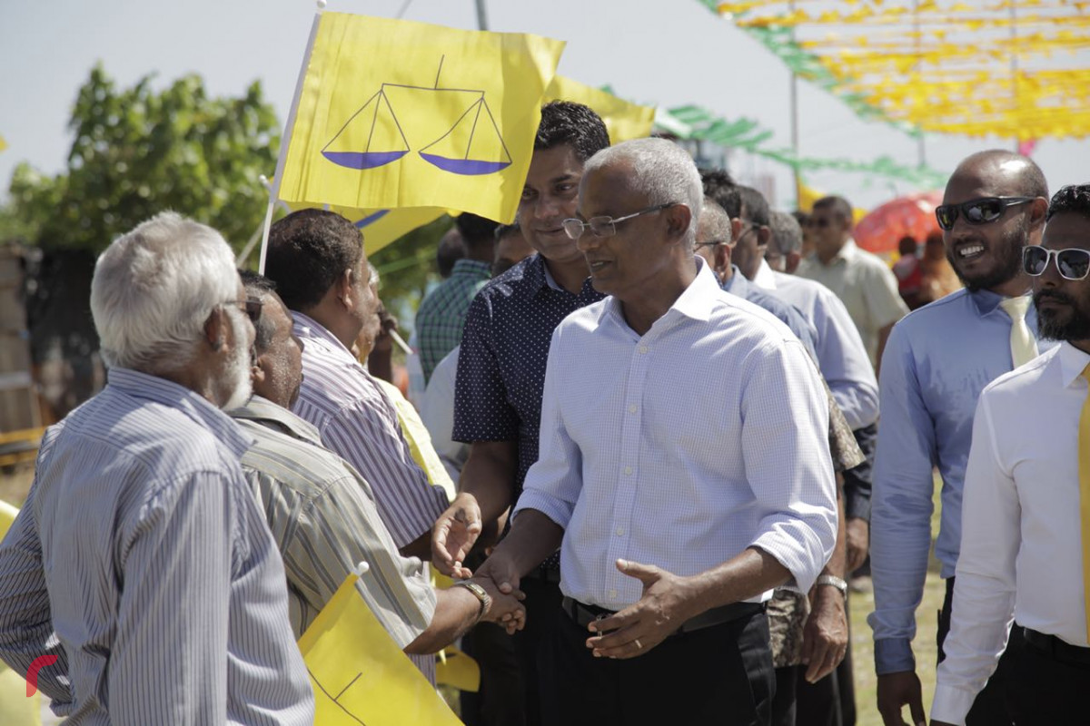 އޯގަސްޓް 6، 2018: ގުޅިފައިވާ އިއްތިހާދުގެ ރިޔާސީ ކެންޑިޑޭޓް އިބްރާހިމް މުޙައްމަދު ސޯލިހު (އިބޫ) ތ. އޮމަދޫއަށް ވަޑައިގަތުމުން އެރަށުގެ ރައްޔިތުން އެބޭފުޅާއަށް މަރުހަބާ ކިޔަނީ