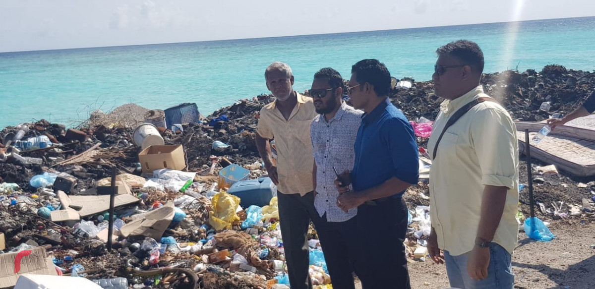 އޯގަސްޓް 6، 2018: ގުޅިފައިވާ އިއްތިހާދުގެ ރަނިންގމޭޓް ފައިސަލް ނަސީމް މ އަތޮޅަށް ކުރައްވަމުން ގެންދަވާ ދަތުރުފުޅުގައި ދިއްގަރުގެ ގިރަމުންދާ ސަރަހައްދު ބައްލަވަނީ. މި ދަތުރުފުޅުފައި ފައިސަލް ވަނީ އަތޮޅުގެ ރަށްތަކަށް ވަޑައިގެން ރައްޔިތުންގެ ހާލު ބައްލަވައިލައްވާފައި.