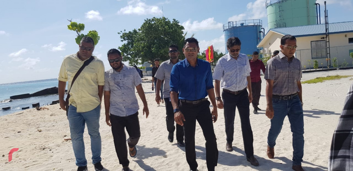 އޯގަސްޓް 6، 2018: ގުޅިފައިވާ އިއްތިހާދުގެ ރަނިންގމޭޓް މ އަތޮޅަށް ކުރައްވަމުން ގެންދަވާ ދަތުރުފުޅުގައި ދިއްގަރުގައި ދޮރުން ދޮރަށް ހިންގަވާ ރައްޔިތުންގެ ހާލު އޮޅުންފިލުއްވަނީ. މި ދަތުރުފުޅުފައި ފައިސަލް ނަސީމް ވަނީ އަތޮޅުގެ ރަށްތަކަށް ވަޑައިގެން ރައްޔިތުންގެ ހާލު ބައްލަވައިލައްވާފައި
