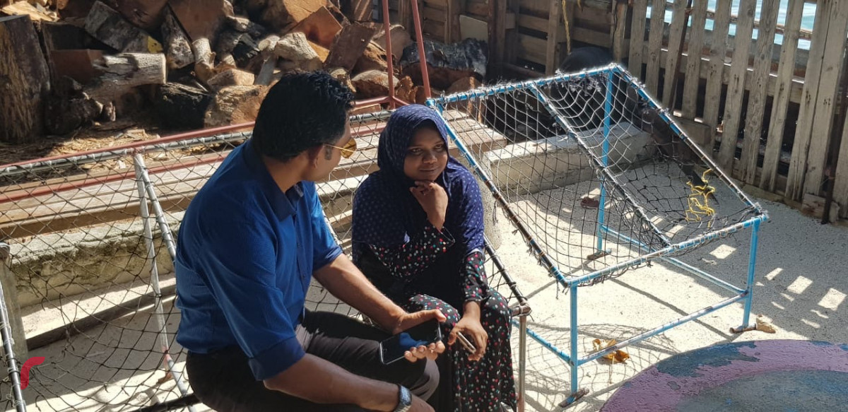 އޯގަސްޓް 6، 2018: ގުޅިފައިވާ އިއްތިހާދުގެ ރަނިންގމޭޓް މ އަތޮޅަށް ކުރައްވަމުން ގެންދަވާ ދަތުރުފުޅުގައި ދިއްގަރުގައި ދޮރުން ދޮރަށް ހިންގަވާ ރައްޔިތުންގެ ހާލު އޮޅުންފިލުއްވަނީ. މި ދަތުރުފުޅުފައި ފައިސަލް ނަސީމް ވަނީ އަތޮޅުގެ ރަށްތަކަށް ވަޑައިގެން ރައްޔިތުންގެ ހާލު ބައްލަވައިލައްވާފައި