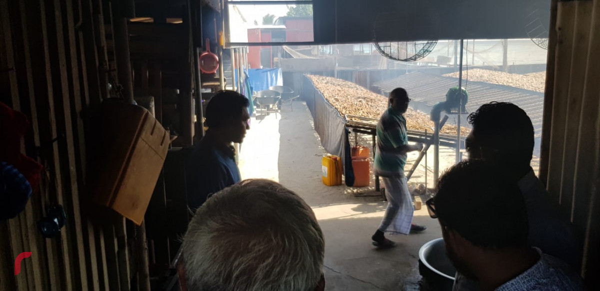 އޯގަސްޓް 6، 2018: ގުޅިފައިވާ އިއްތިހާދުގެ ރަނިންގމޭޓް ފައިސަލް ނަސީމް މ އަތޮޅަށް ކުރައްވަމުން ގެންދަވާ ދަތުރުފުޅުގައި ދިއްގަރުގައި މަސް ހިއްކާ ސަރަހައްދަށް ޒިޔާރަތް ކުރައްވައި، މަސް ހިއްކުމުގެ ކަންކަން ހިނގާ ގޮތް ބައްލަވަނީ. މި ދަތުރުފުޅުފައި ފައިސަލް ވަނީ އަތޮޅުގެ ރަށްތަކަށް ވަޑައިގެން ރައްޔިތުންގެ ހާލު ބައްލަވައިލައްވާފައި.