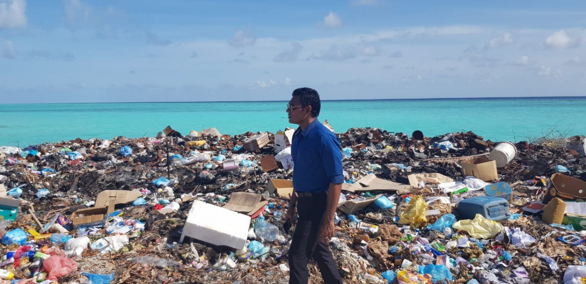 އޯގަސްޓް 6، 2018: ގުޅިފައިވާ އިއްތިހާދުގެ ރަނިންގމޭޓް ފައިސަލް ނަސީމް މ އަތޮޅަށް ކުރައްވަމުން ގެންދަވާ ދަތުރުފުޅުގައި ދިއްގަރުގެ ގިރަމުންދާ ސަރަހައްދު ބައްލަވަނީ. މި ދަތުރުފުޅުފައި ފައިސަލް ވަނީ އަތޮޅުގެ ރަށްތަކަށް ވަޑައިގެން ރައްޔިތުންގެ ހާލު ބައްލަވައިލައްވާފައި.