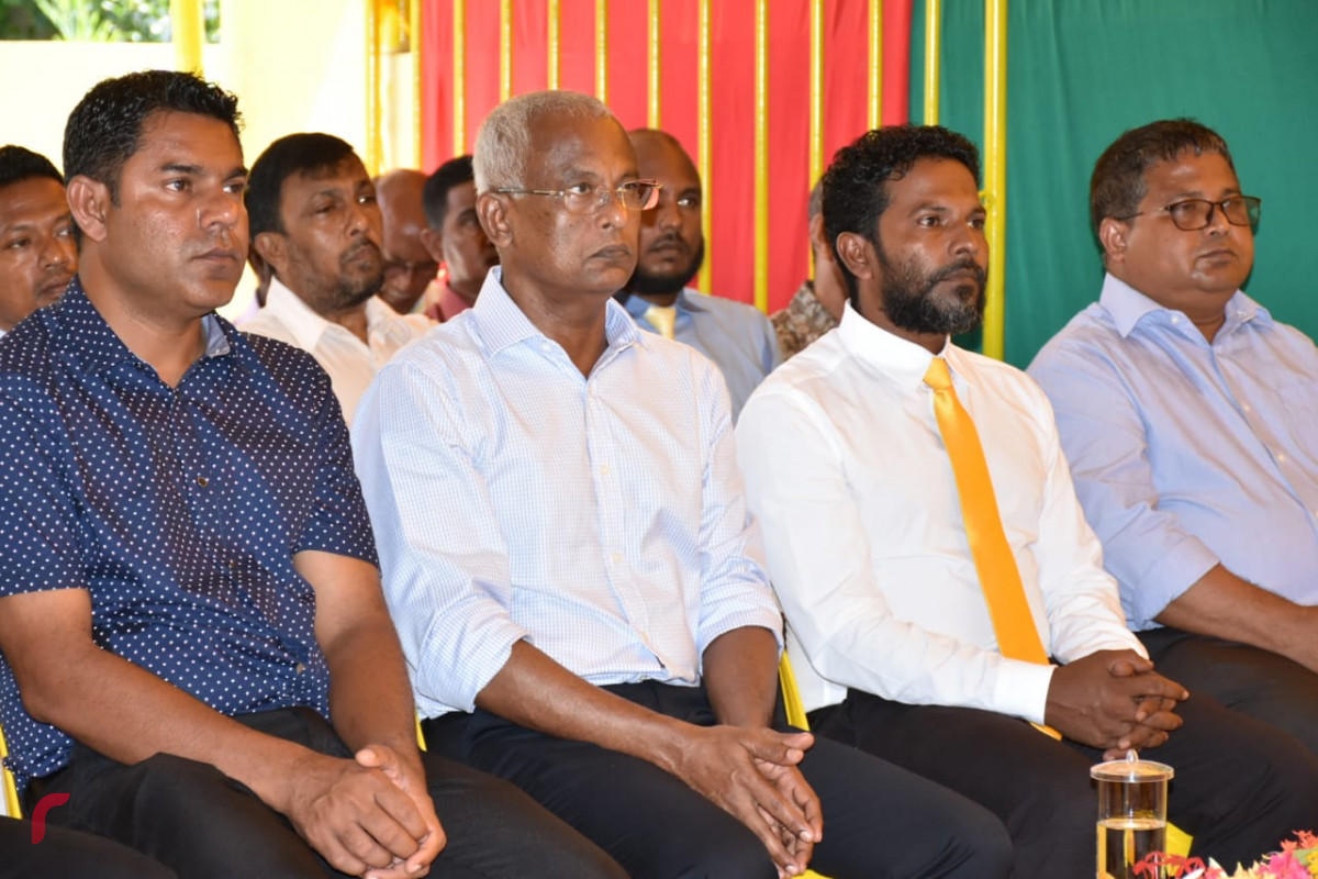 އޯގަސްޓް 6، 2018: ގުޅިފައިވާ އިއްތިހާދުގެ ރިޔާސީ ކެންޑިޑޭޓް އިބްރާހިމް މުޙައްމަދު ސޯލިހު (އިބޫ) ތ. އޮމަދޫއަށް ވަޑައިގެން ރަށުގެ ރައްޔިތުންނާއި ބައްދަލުކުރެއްވުމަށް އޮމަދޫ އެމްޑީޕީ ހަރުގޭގައި ބޭއްވި ޖަލްސާގެ ތެރެއިން