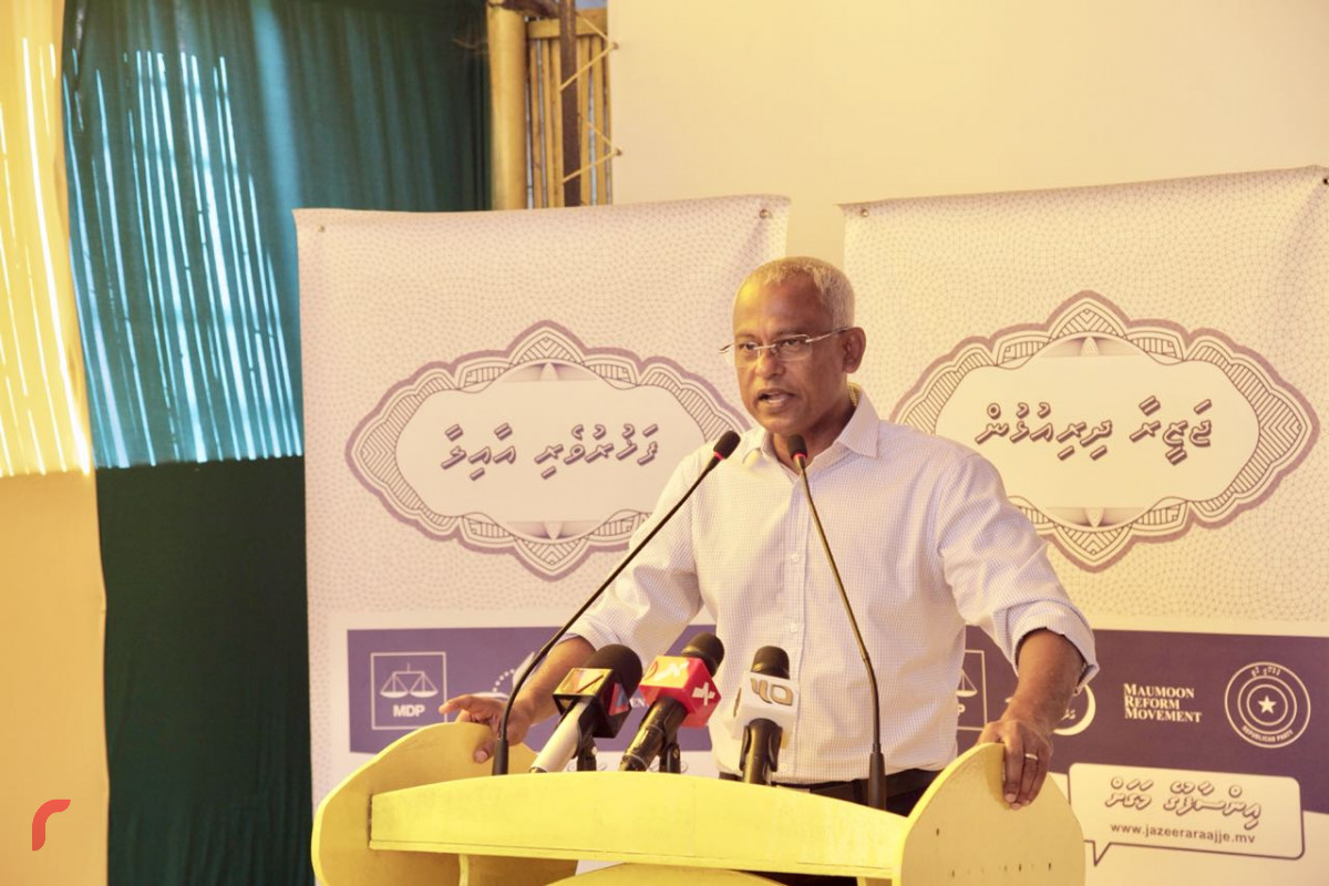 އޯގަސްޓް 6، 2018: ގުޅިފައިވާ އިއްތިހާދުގެ ރިޔާސީ ކެންޑިޑޭޓް އިބްރާހިމް މުޙައްމަދު ސޯލިހު (އިބޫ) ތ. އޮމަދޫއަށް ވަޑައިގެން ރަށުގެ ރައްޔިތުންނާއި ބައްދަލުކުރައްވާ ވާހަކަފުޅު ދައްކަވަނީ