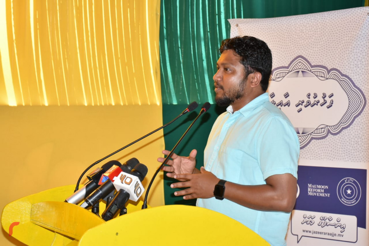 އޯގަސްޓް 6، 2018: ގުޅިފައިވާ އިއްތިހާދުގެ ފަރާތުން ތ އަތޮޅުގެ ރައްޔިތުންނާއި ބައްދަލުކުރުމަށް ކުރަމުންދާ ދަތުރުގައި ތ. އޮމަދޫ ރައްޔިތުންނާއި ބައްދަލުކުރައްވައި އަދާލަތު ޕާޓީގެ ނާއިބު ރައީސް އަލީ ޒާހިރު ވާހަކަފުޅު ދައްކަވަނީ