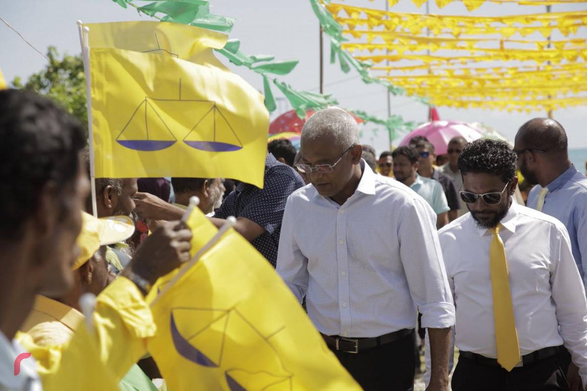 އޯގަސްޓް 6، 2018: ގުޅިފައިވާ އިއްތިހާދުގެ ރިޔާސީ ކެންޑިޑޭޓް އިބްރާހިމް މުޙައްމަދު ސޯލިހު (އިބޫ) ތ. އޮމަދޫއަށް ވަޑައިގަތުމުން އެރަށުގެ ރައްޔިތުން އެބޭފުޅާއަށް މަރުހަބާ ކިޔަނީ