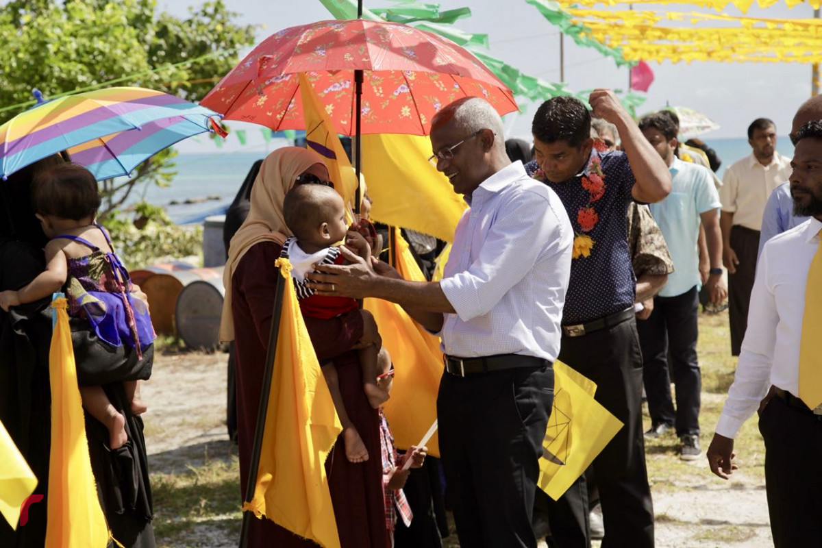 އޯގަސްޓް 6، 2018: ގުޅިފައިވާ އިއްތިހާދުގެ ރިޔާސީ ކެންޑިޑޭޓް އިބްރާހިމް މުޙައްމަދު ސޯލިހު (އިބޫ) ތ. އޮމަދޫއަށް ވަޑައިގަތުމުން އެރަށުގެ ރައްޔިތުން އެބޭފުޅާއަށް މަރުހަބާ ކިޔަނީ