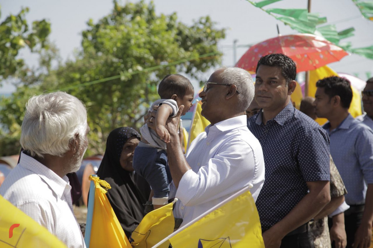 އޯގަސްޓް 6، 2018: ގުޅިފައިވާ އިއްތިހާދުގެ ރިޔާސީ ކެންޑިޑޭޓް އިބްރާހިމް މުޙައްމަދު ސޯލިހު (އިބޫ) ތ. އޮމަދޫން އިބޫ އަށް މަރުހަބާ ކިޔަން ނުކުމެ ހުރި މީހެއްގެ ކުއްޖަކު އުރާލައްވަނީ