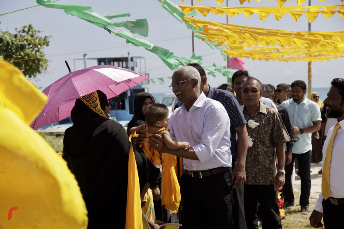 އޯގަސްޓް 6، 2018: ގުޅިފައިވާ އިއްތިހާދުގެ ރިޔާސީ ކެންޑިޑޭޓް އިބްރާހިމް މުޙައްމަދު ސޯލިހު (އިބޫ) ތ. އޮމަދޫން އިބޫ އަށް މަރުހަބާ ކިޔަން ނުކުމެ ހުރި މީހެއްގެ ކުއްޖަކު އުރާލައްވަނީ