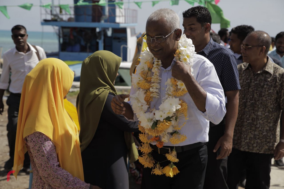 އޯގަސްޓް 6، 2018: ގުޅިފައިވާ އިއްތިހާދުގެ ރިޔާސީ ކެންޑިޑޭޓް އިބްރާހިމް މުޙައްމަދު ސޯލިހު (އިބޫ) ތ. އޮމަދޫއަށް ވަޑައިގަތުމުން އެރަށުގެ ރައްޔިތުން އެބޭފުޅާއަށް މަރުހަބާ ކިޔަނީ