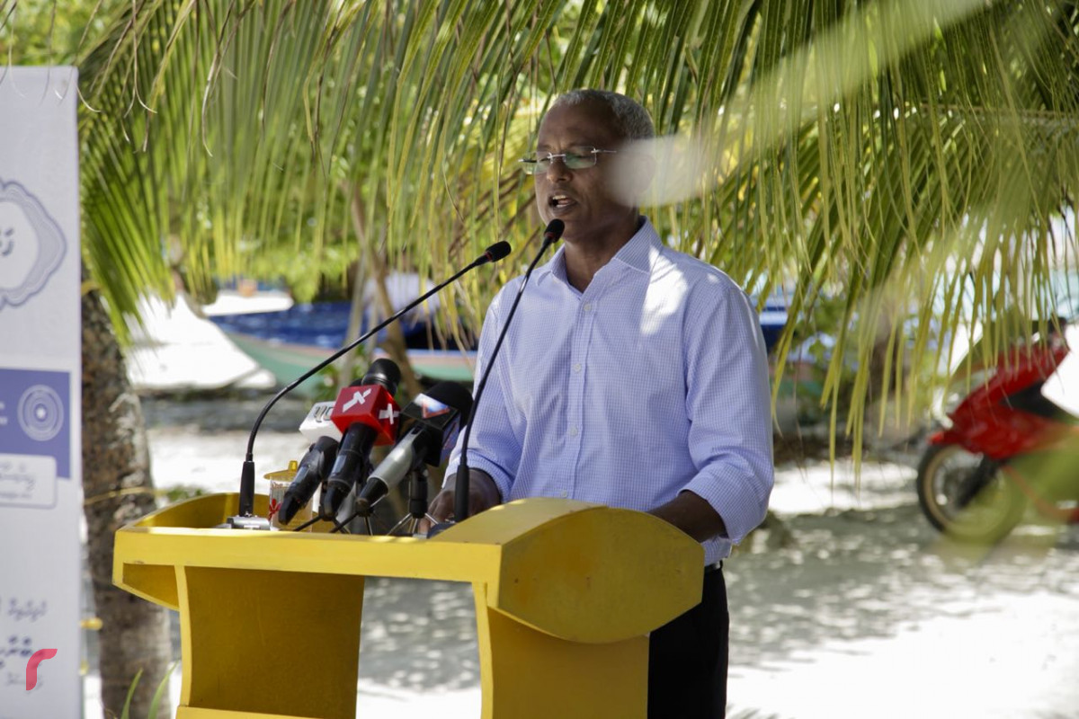 6 އޯގަސްޓް 2018: ތ އަތޮޅަށް ގުޅިފައިވާ އިއްތިޙާދުން ކުރަމުން ގެންދާ ކެމްޕެއިން ދަތުރުގައި ރިޔާސީ ކެންޑިޑޭޓް އިބްރާހިމް މުހައްމަދު ސޯލިޙް (އިބޫ) ވޭމަންޑޫގައި ވާހަކަފުޅު ދައްކަވަނީ.