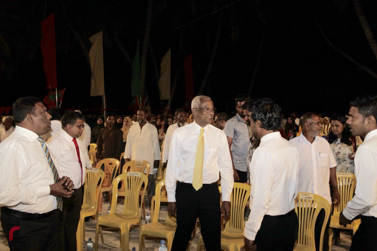 އޯގަސްޓް 6، 2018: ގުޅިފައިވާ އިއްތިހާދުން އިންތިޒާމްކޮށްގެން ތ. ތިމަރަފުށީގައި ބޭއްވި ޖަލްސާގައި އެމްޑީޕީގެ ރިޔާސީ ކެންޑިޑޭޓް އިބްރާހިމް މުހައްމަދު ސޯލިހު ބައިވެރިވެ ވަޑައިގަންނަވަނީ.