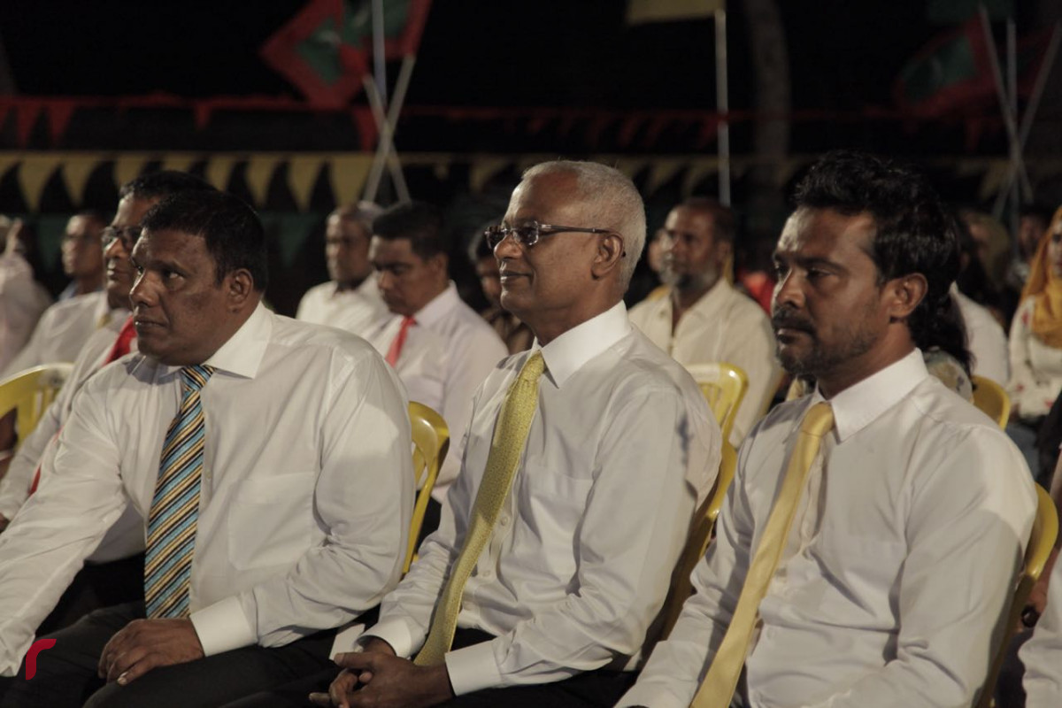 އޯގަސްޓް 6، 2018: ގުޅިފައިވާ އިއްތިހާދުން އިންތިޒާމްކޮށްގެން ތ. ތިމަރަފުށީގައި ބޭއްވި ޖަލްސާގައި އެމްޑީޕީގެ ރިޔާސީ ކެންޑިޑޭޓް އިބްރާހިމް މުހައްމަދު ސޯލިހު ބައިވެރިވެ ވަޑައިގަންނަވަނީ.