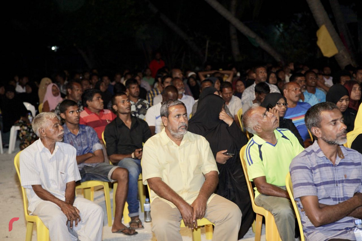 އޯގަސްޓް 6، 2018: ގުޅިފައިވާ އިއްތިހާދުން އިންތިޒާމްކޮށްގެން ތ. ތިމަރަފުށީގައި ބޭއްވި ޖަލްސާގެ ތެރެއިން. މި ޖަލްސާގައި އިއްތިހާދަށް ސަޕޯޓުކުރާ ގިނަ އަދަދެއްގެ ފަރާތްތަކުންވަނީ ބައިވެރިވެފައި.