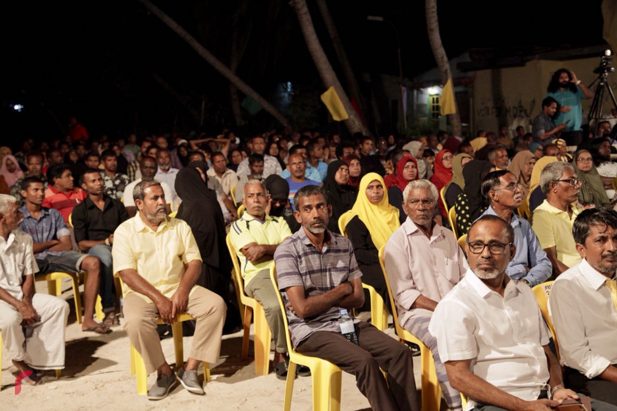 އޯގަސްޓް 6، 2018: ގުޅިފައިވާ އިއްތިހާދުން އިންތިޒާމްކޮށްގެން ތ. ތިމަރަފުށީގައި ބޭއްވި ޖަލްސާގެ ތެރެއިން. މި ޖަލްސާގައި އިއްތިހާދަށް ސަޕޯޓުކުރާ ގިނަ އަދަދެއްގެ ފަރާތްތަކުންވަނީ ބައިވެރިވެފައި.