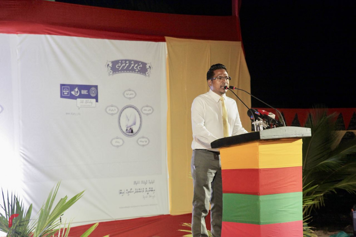 އޯގަސްޓް 6، 2018: ގުޅިފައިވާ އިއްތިހާދުން އިންތިޒާމްކޮށްގެން ތ. ތިމަރަފުށީގައި ބޭއްވި ޖަލްސާގައި މާފަންނު އުތުރު ދާއިރާގެ މެމްބަރު އިމްތިޔާޒް ފަހުމީ ވާހަކަފުޅު ދައްކަވަނީ.