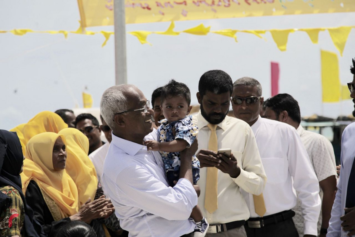 އޯގަސްޓް 7، 2018: ގުޅިފައިވާ އިއްތިހާދުގެ ރިޔާސީ ކެންޑިޑޭޓް ލ. އަތޮޅަށް ކުރައްވަމުންގެންދަވާ ދަތުރުފުޅުގައި ލ. ގަމަށް ވަޑައިގަތުމުން އެ ރަށުގެ ރައްޔިތުން ނިކުމެ އެމްޑީޕީގެ ރިޔާސީ ކެންޑިޑޭޓް އިބްރާހިމް މުހައްމަދު ސޯލިހަށް މަރުހަބާ ދަންނަވަނީ