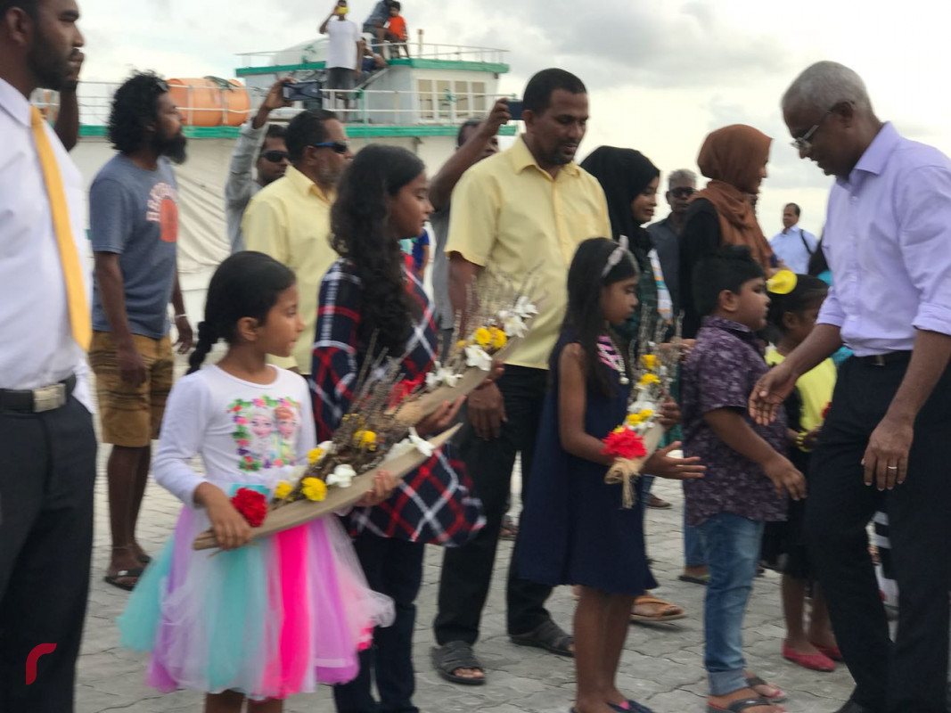 އޯގަސްޓް 7، 2018: ގުޅިފައިވާ އިއްތިހާދުގެ ރިޔާސީ ކެންޑިޑޭޓް ލ. އަތޮޅަށް ކުރައްވަމުންގެންދަވާ ދަތުރުފުޅުގައި ލ. ގަމަށް ވަޑައިގަތުމުން ލ. ގަމުގެ ރައްޔިތުން ނިކުމެ އެމްޑީޕީގެ ރިޔާސީ ކެންޑިޑޭޓް އިބްރާހިމް މުހައްމަދު ސޯލިހަށް މަރުހަބާ ދަންނަވަނީ