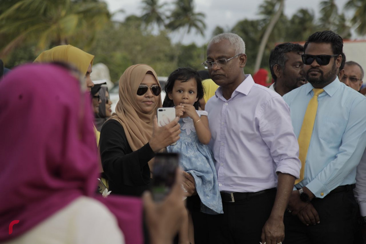 އޯގަސްޓް 7، 2018: ގުޅިފައިވާ އިއްތިހާދުގެ ރިޔާސީ ކެންޑިޑޭޓް ލ. އަތޮޅަށް ކުރައްވަމުންގެންދަވާ ދަތުރުފުޅުގައި ލ. ގަމަށް ވަޑައިގަތުމުން ލ. ގަމުގެ ރައްޔިތުން ނިކުމެ އެމްޑީޕީގެ ރިޔާސީ ކެންޑިޑޭޓް އިބްރާހިމް މުހައްމަދު ސޯލިހަށް މަރުހަބާ ދަންނަވަނީ