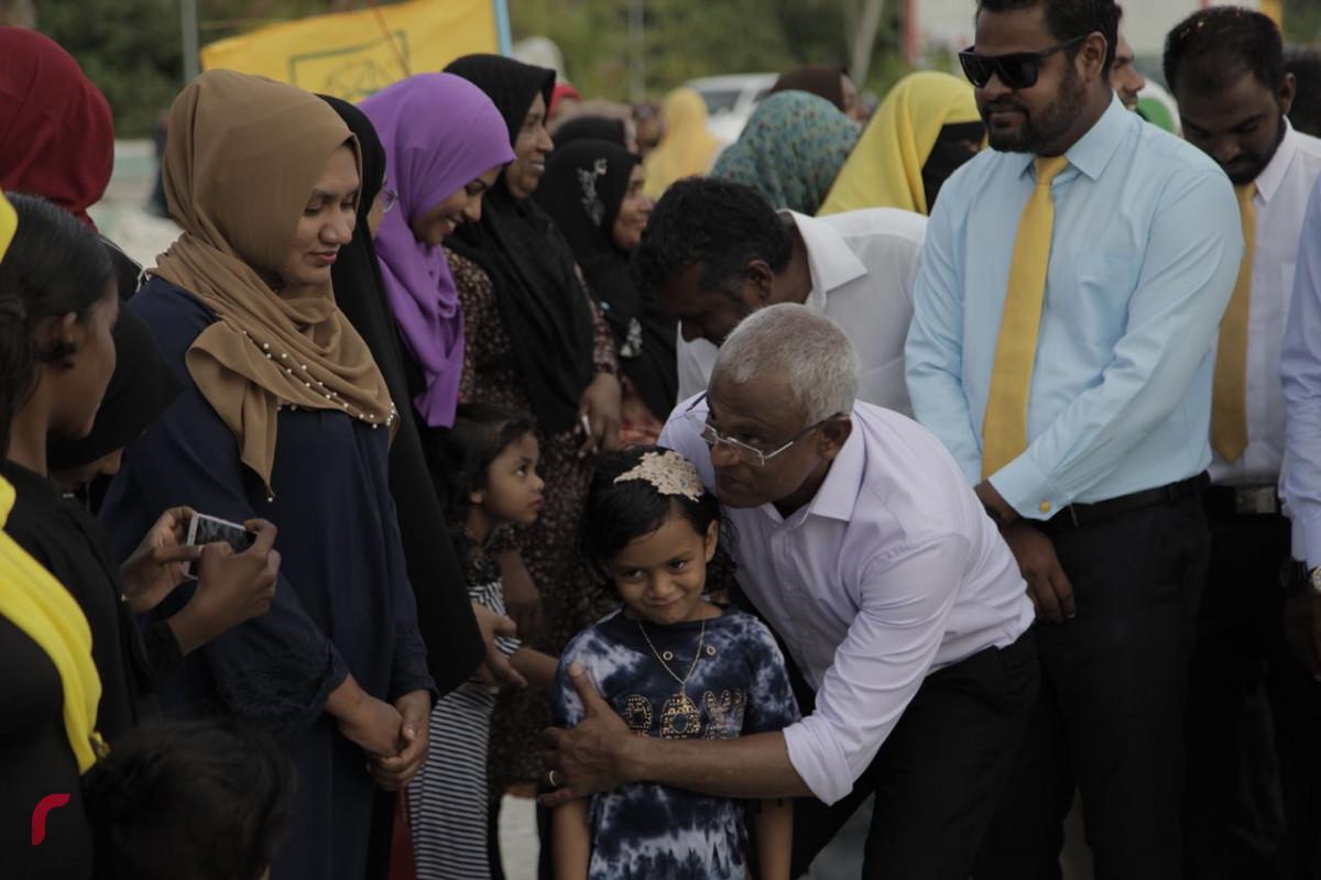 އޯގަސްޓް 7، 2018: ގުޅިފައިވާ އިއްތިހާދުގެ ރިޔާސީ ކެންޑިޑޭޓް ލ. އަތޮޅަށް ކުރައްވަމުން ގެންދަވާ ދަތުރުފުޅުގައި ލ. ގަމަށް ވަޑައިގަތުމުން ލ. ގަމުގެ ރައްޔިތުން ނިކުމެ އެމްޑީޕީގެ ރިޔާސީ ކެންޑިޑޭޓް އިބްރާހިމް މުހައްމަދު ސޯލިހަށް މަރުހަބާ ދަންނަވަނީ