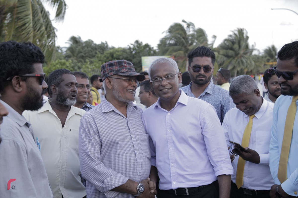 އޯގަސްޓް 7، 2018: ގުޅިފައިވާ އިއްތިހާދުގެ ރިޔާސީ ކެންޑިޑޭޓް ލ. އަތޮޅަށް ކުރައްވަމުން ގެންދަވާ ދަތުރުފުޅުގައި ލ. ގަމަށް ވަޑައިގަތުމުން ލ. ގަމުގެ ރައްޔިތުން ނިކުމެ އެމްޑީޕީގެ ރިޔާސީ ކެންޑިޑޭޓް އިބްރާހިމް މުހައްމަދު ސޯލިހަށް މަރުހަބާ ދަންނަވަނީ