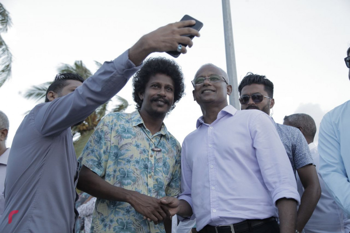 އޯގަސްޓް 7، 2018: ގުޅިފައިވާ އިއްތިހާދުގެ ރިޔާސީ ކެންޑިޑޭޓް ލ. އަތޮޅަށް ކުރައްވަމުން ގެންދަވާ ދަތުރުފުޅުގައި ލ. ގަމަށް ވަޑައިގަތުމުން ލ. ގަމުގެ ރައްޔިތުން ނިކުމެ އެމްޑީޕީގެ ރިޔާސީ ކެންޑިޑޭޓް އިބްރާހިމް މުހައްމަދު ސޯލިހަށް މަރުހަބާ ދަންނަވަނީ