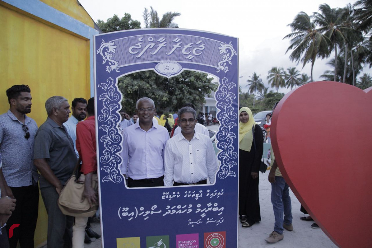 އޯގަސްޓް 7، 2018: ގުޅިފައިވާ އިއްތިހާދުގެ ރިޔާސީ ކެންޑިޑޭޓް ލ. އަތޮޅަށް ކުރައްވަމުން ގެންދަވާ ދަތުރުފުޅުގައި ލ. ގަމަށް ވަޑައިގަތުމުން ލ. ގަމުގެ ރައްޔިތުން ނިކުމެ އެމްޑީޕީގެ ރިޔާސީ ކެންޑިޑޭޓް އިބްރާހިމް މުހައްމަދު ސޯލިހްށް މަރުހަބާ ދަންނަވަނީ