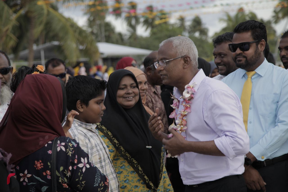 އޯގަސްޓް 7، 2018: ގުޅިފައިވާ އިއްތިހާދުގެ ރިޔާސީ ކެންޑިޑޭޓް ލ. އަތޮޅަށް ކުރައްވަމުން ގެންދަވާ ދަތުރުފުޅުގައި ލ. ގަމަށް ވަޑައިގަތުމުން ލ. ގަމުގެ ރައްޔިތުން ނިކުމެ އެމްޑީޕީގެ ރިޔާސީ ކެންޑިޑޭޓް އިބްރާހިމް މުހައްމަދު ސޯލިހަށް މަރުހަބާ ދަންނަވަނީ