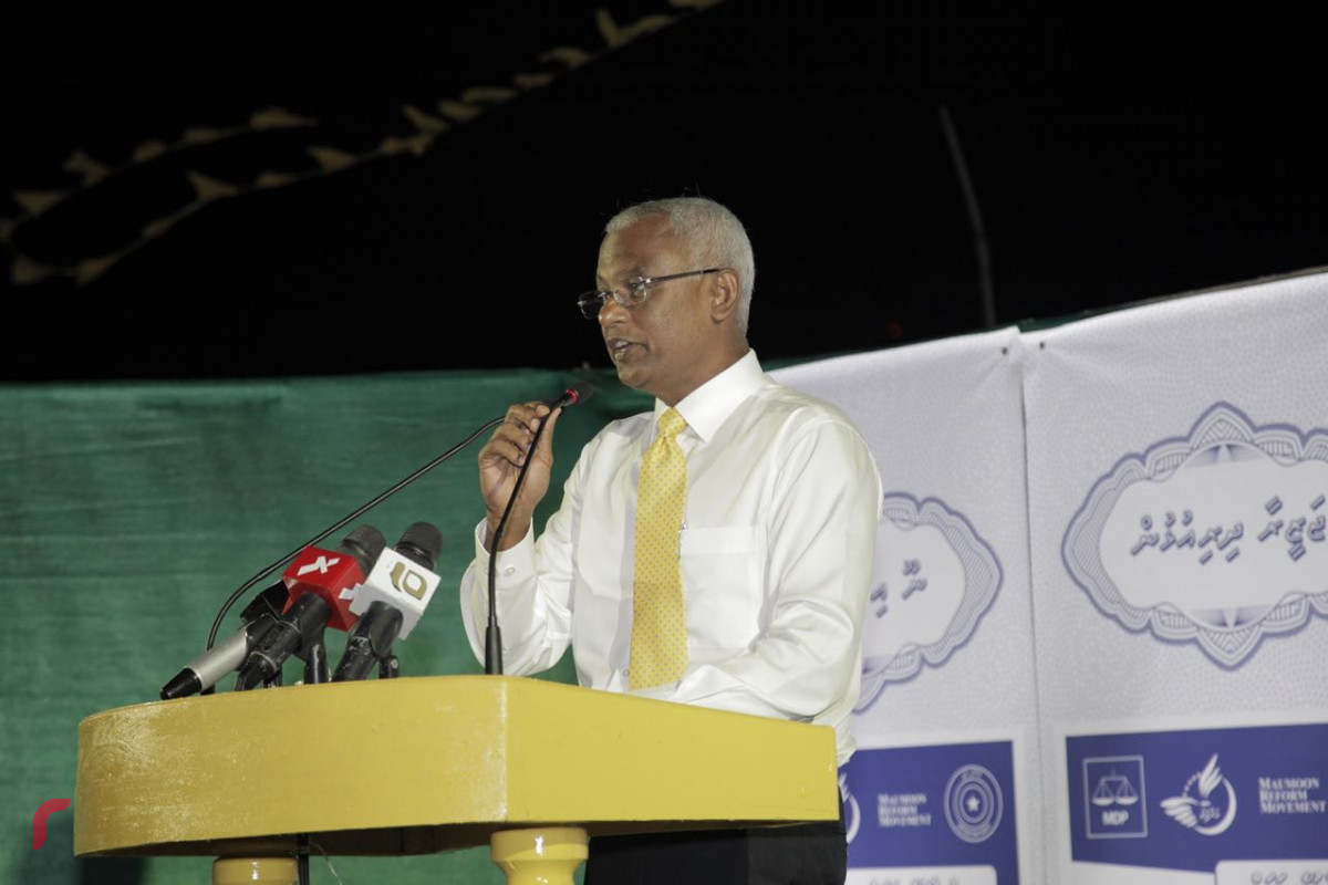 އޯގަސްޓް 8، 2018: ގުޅިފައިވާ އިއްތިހާދުން ރިޔާސީ އިންތިހާބަށް ތައްޔާރުވުމުގެ ގޮތުން ލ އަތޮޅަށް ވަޑައިގެން ލ ގަމުގައި ބޭއްވި ޖަލްސާގައި އެމްޑިޕީގެ ރިޔާސީ ކެނޑިޑޭޓް އިބްރާޙިމް މުހައްމަދު ސޯލިހު ވާހަކަފުޅު ދައްކަވަނީ، މި ޖަލްސާގައި އިއްތިހާދަށް ތާއީދުކުރަށްވާ ގިނަ އަދަދެއްގެ ފަރާތްތަކުން ވަނީ ބައިވެރިވެވަޑައިގެންފައި