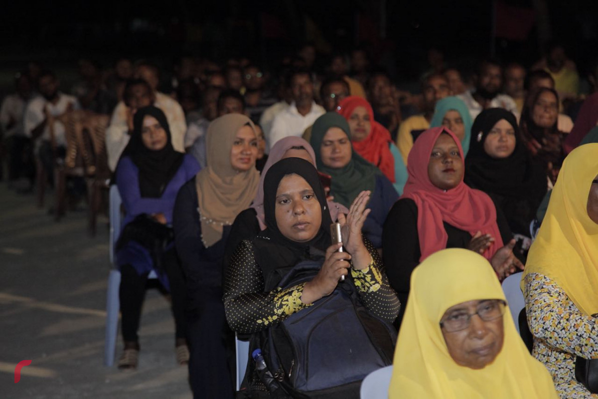 އޯގަސްޓް 8، 2018: ގުޅިފައިވާ އިއްތިހާދުން ރިޔާސީ އިންތިހާބަށް ތައްޔާރުވުމުގެ ގޮތުން ލ އަތޮޅަށް ވަޑައިގެން ލ ގަމުގައި ބޭއްވި ޖަލްސާގެ ތެރެއިން، މި ޖަލްސާގައި އިއްތިހާދަށް ތާއީދުކުރަށްވާ ގިނަ އަދަދެއްގެ ފަރާތްތަކުން ވަނީ ބައިވެރިވެވަޑައިގެންފައި