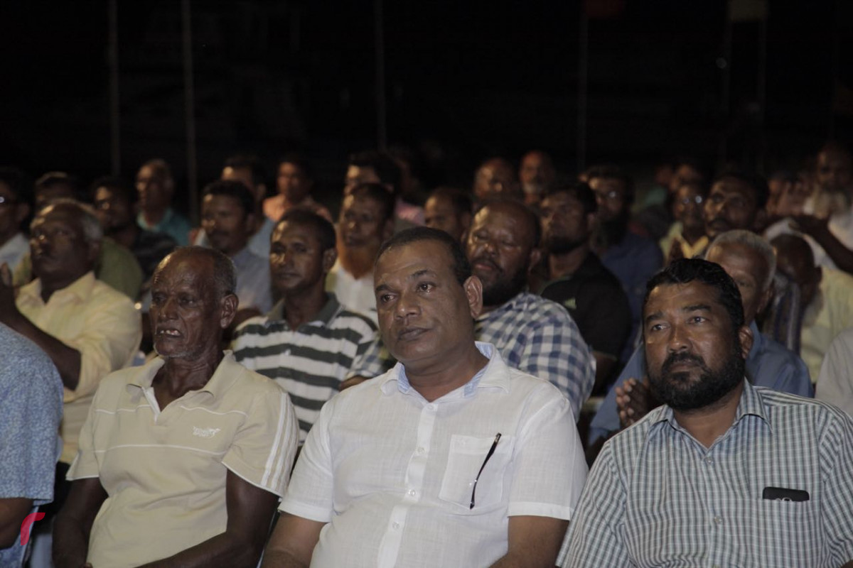 އޯގަސްޓް 8، 2018: ގުޅިފައިވާ އިއްތިހާދުން ރިޔާސީ އިންތިހާބަށް ތައްޔާރުވުމުގެ ގޮތުން ލ އަތޮޅަށް ވަޑައިގެން ލ ގަމުގައި ބޭއްވި ޖަލްސާގެ ތެރެއިން، މި ޖަލްސާގައި އިއްތިހާދަށް ތާއީދުކުރަށްވާ ގިނަ އަދަދެއްގެ ފަރާތްތަކުން ވަނީ ބައިވެރިވެވަޑައިގެންފައި