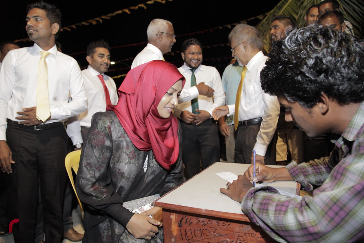 އޯގަސްޓް 8، 2018: ގުޅިފައިވާ އިއްތިހާދުން ރިޔާސީ އިންތިހާބަށް ތައްޔާރުވުމުގެ ގޮތުން ލ އަތޮޅަށް ވަޑައިގެން ލ ގަމުގައި ބޭއްވި ޖަލްސާގެ ތެރެއިން، މި ޖަލްސާގައި އިއްތިހާދަށް ތާއީދުކުރަށްވާ ގިނަ އަދަދެއްގެ ފަރާތްތަކުން ވަނީ ބައިވެރިވެވަޑައިގެންފައި