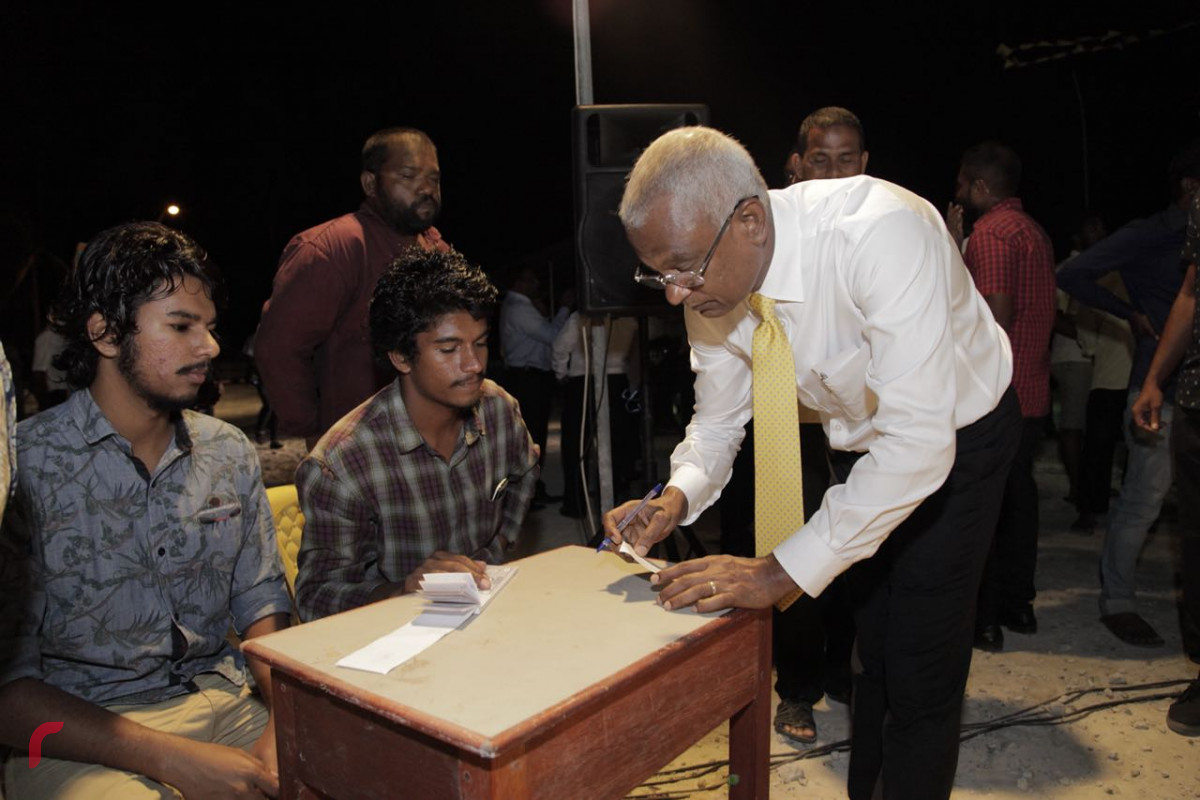 އޯގަސްޓް 8، 2018: ގުޅިފައިވާ އިއްތިހާދުން ރިޔާސީ އިންތިހާބަށް ތައްޔާރުވުމުގެ ގޮތުން ލ އަތޮޅަށް ވަޑައިގެން ލ ގަމުގައި ބޭއްވި ޖަލްސާގެ ތެރެއިން، މި ޖަލްސާގައި އިއްތިހާދަށް ތާއީދުކުރަށްވާ ގިނަ އަދަދެއްގެ ފަރާތްތަކުން ވަނީ ބައިވެރިވެވަޑައިގެންފައި