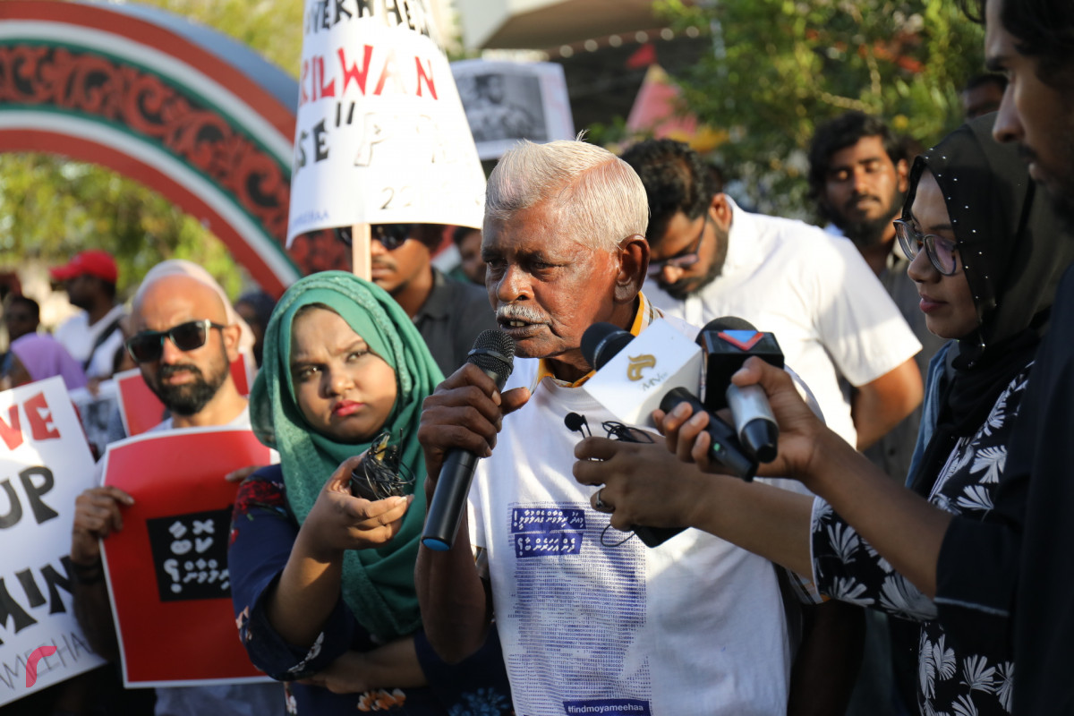 އޯގަސްޓް 8، 2018: މިނިވަން ނޫހުގެ ނޫސްވެރިޔާ ރިލްވާން އަބްދުﷲ ގެއްލުނުތާ ހަތަރު އަހަރު ވުމާއި ގުޅިގެން ބުދަ ދުވަހު ބޭއްވި ހިނގާލުމުގައި ރިލްވާންގެ ބައްޕަ ވާހަކަދައްކަވަނީ، މި ހިނގާލުމުގައި ރިލްވާންގެ އާއިލާ އަދި ރަހުމަތްތެރިންވަނީ ބައިވެރިވެފައި