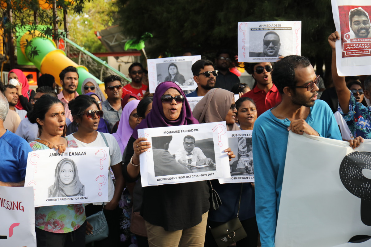 އޯގަސްޓް 8، 2018: މިނިވަން ނޫހުގެ ނޫސްވެރިޔާ ރިލްވާން އަބްދުﷲ ގެއްލުނުތާ ހަތަރު އަހަރު ވުމާއި ގުޅިގެން ބުދަ ދުވަހު ބޭއްވި ހިނގާލުމުގެ ތެރެއިން، މި ހިނގާލުމުގައި ރިލްވާންގެ އާއިލާ އަދި ރަހުމަތްތެރިންވަނީ ބައިވެރިވެފައި